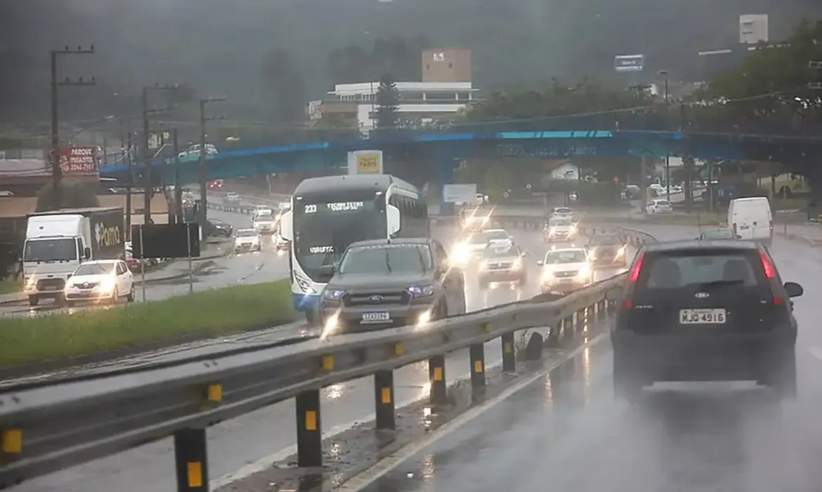 Frente fria provoca tempestades e risco de granizo no Brasil