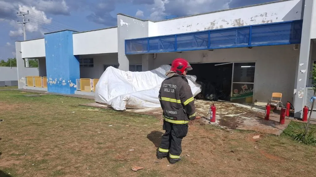 Queda de avião agrícola em creche deixa piloto ferido em MT