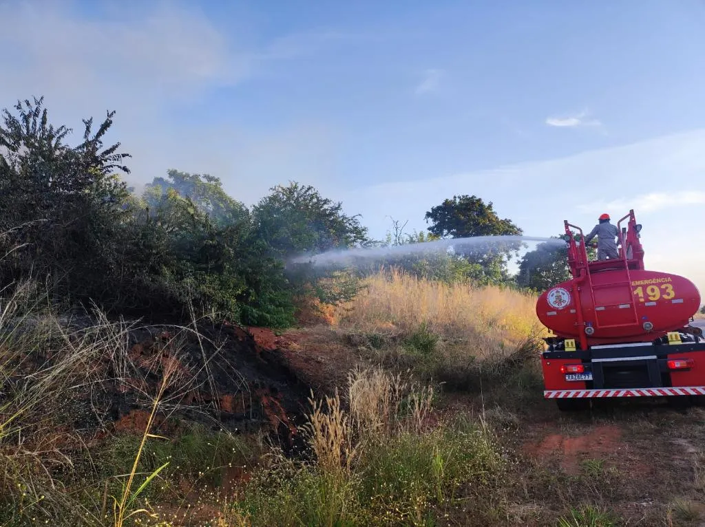 Corpo de Bombeiros combate e extingue incêndio em vegetação seca em Confresa