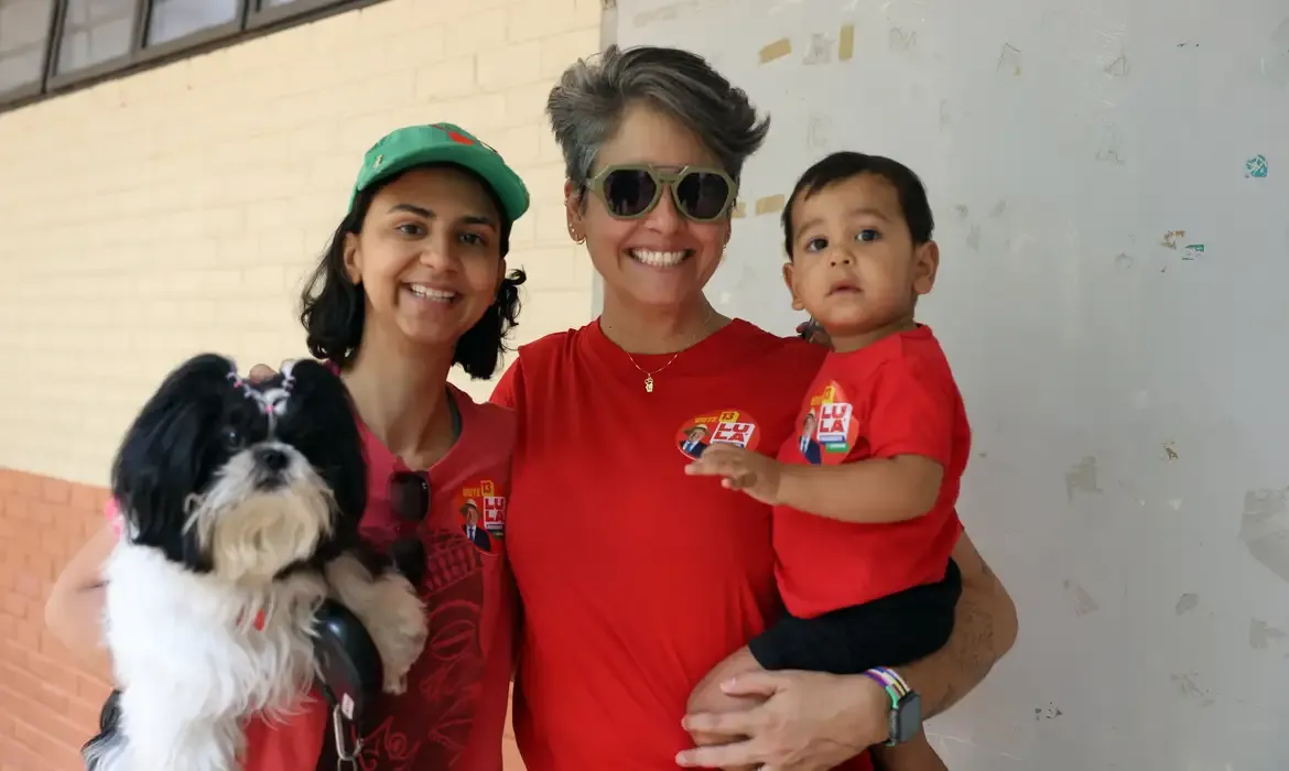 Crianças acompanham votação para aprender sobre democracia