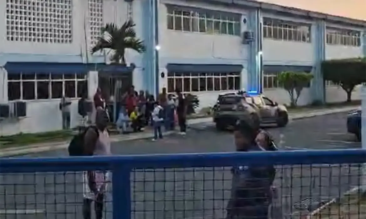 Eleitores denunciam urnas fechadas e falta de ônibus em Salvador