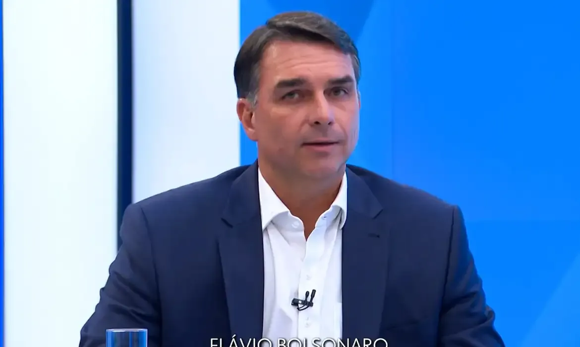 Flávio Bolsonaro se declara presidente eleito sem provas