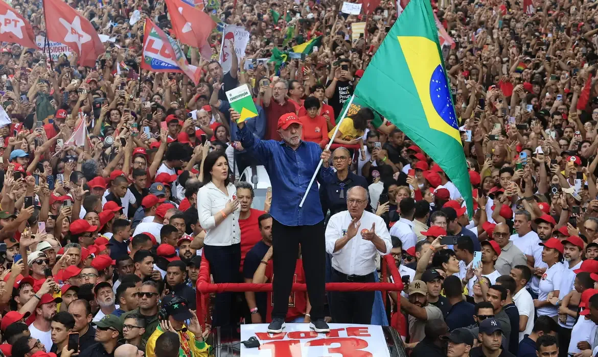 Lula é reeleito presidente em virada marcada por mobilização popular