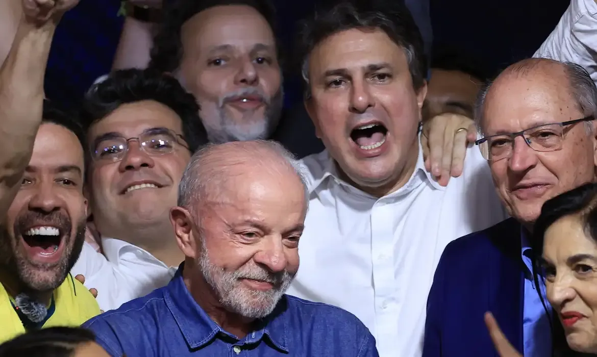 Lula recebe cumprimentos de líderes americanos após vitória