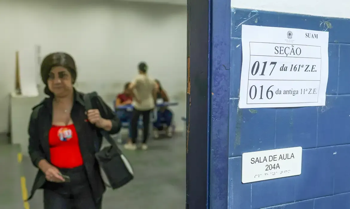 TRE-RJ mantém votação aberta até as 19h no Rio