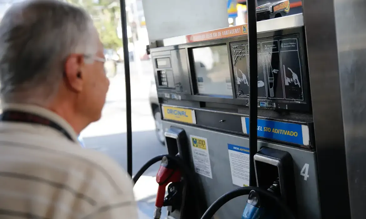 Diesel terá subvenção de R$ 2,12 por litro por mais 30 dias