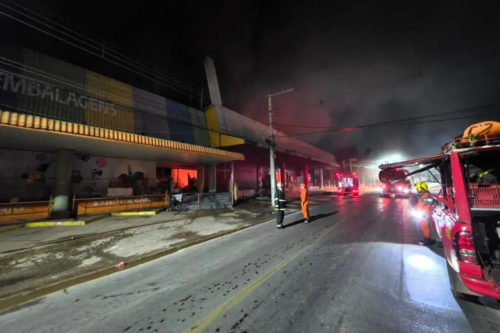 Incêndio de grandes proporções destrói duas lojas no Despraiado em Cuiabá