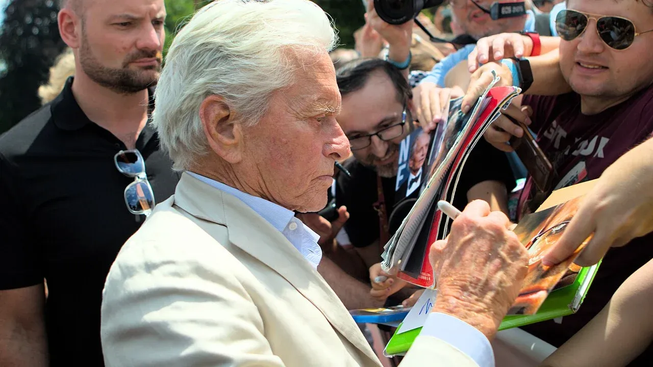 Kirk Douglas destinou fortuna à filantropia