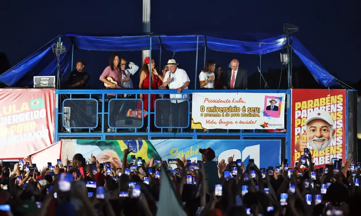 Lula se emociona ao celebrar aniversário com eleitores idosos