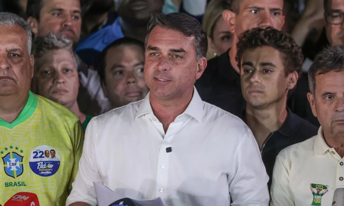 Flávio Bolsonaro agradece a Milei e Trump por apoio nos EUA