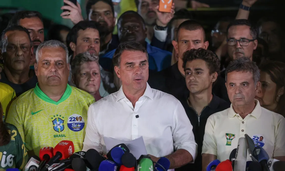PF investiga saída de Flávio Bolsonaro do Brasil após ordem do STF