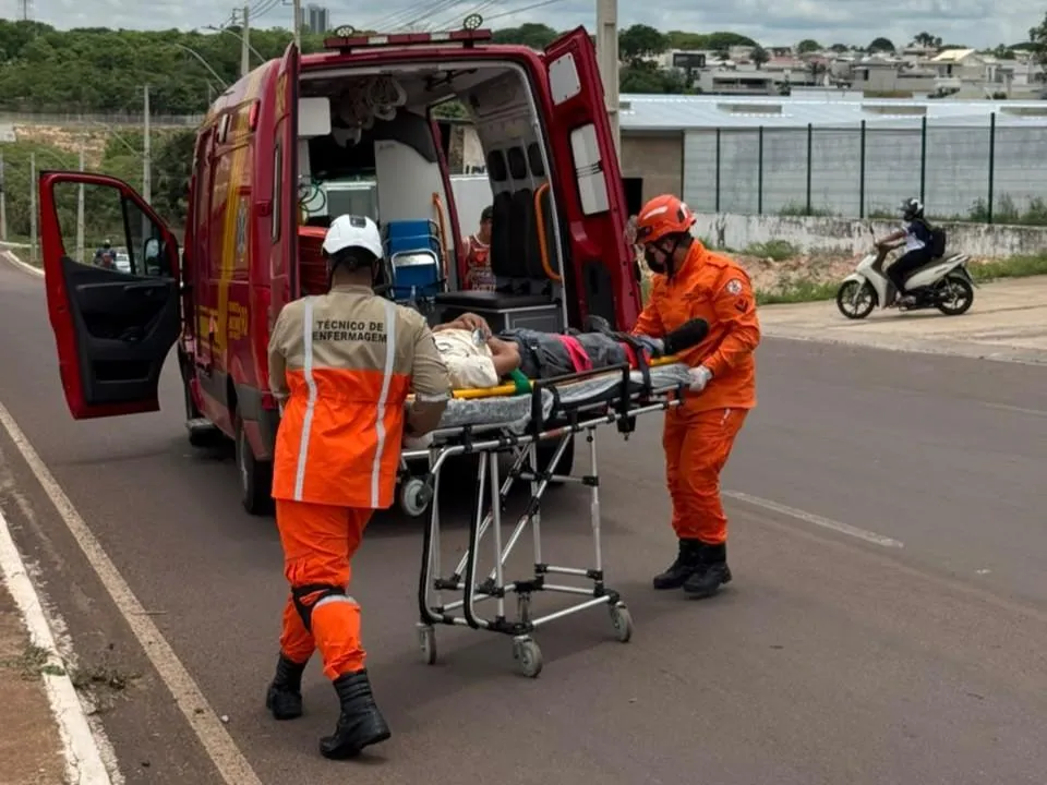 Bombeiros socorrem motociclista após queda em Água Boa