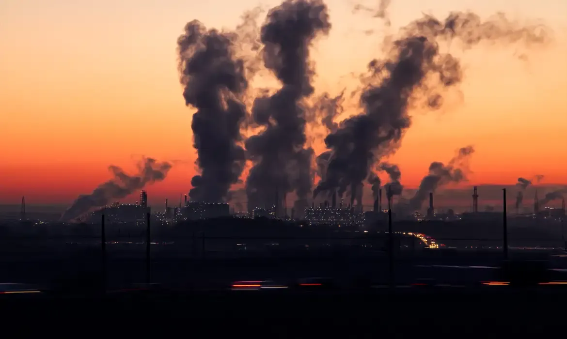 Super-ricos emitem mais carbono e lucram com desastres climáticos