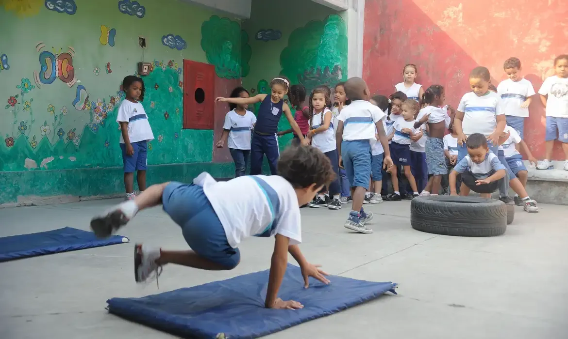 Escolas devem regularizar pendências para receber recursos do FNDE