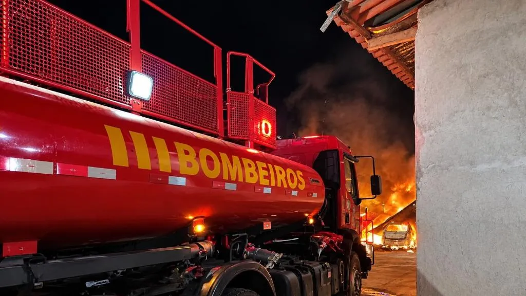 Incêndio atinge três veículos em residência de Guarantã do Norte