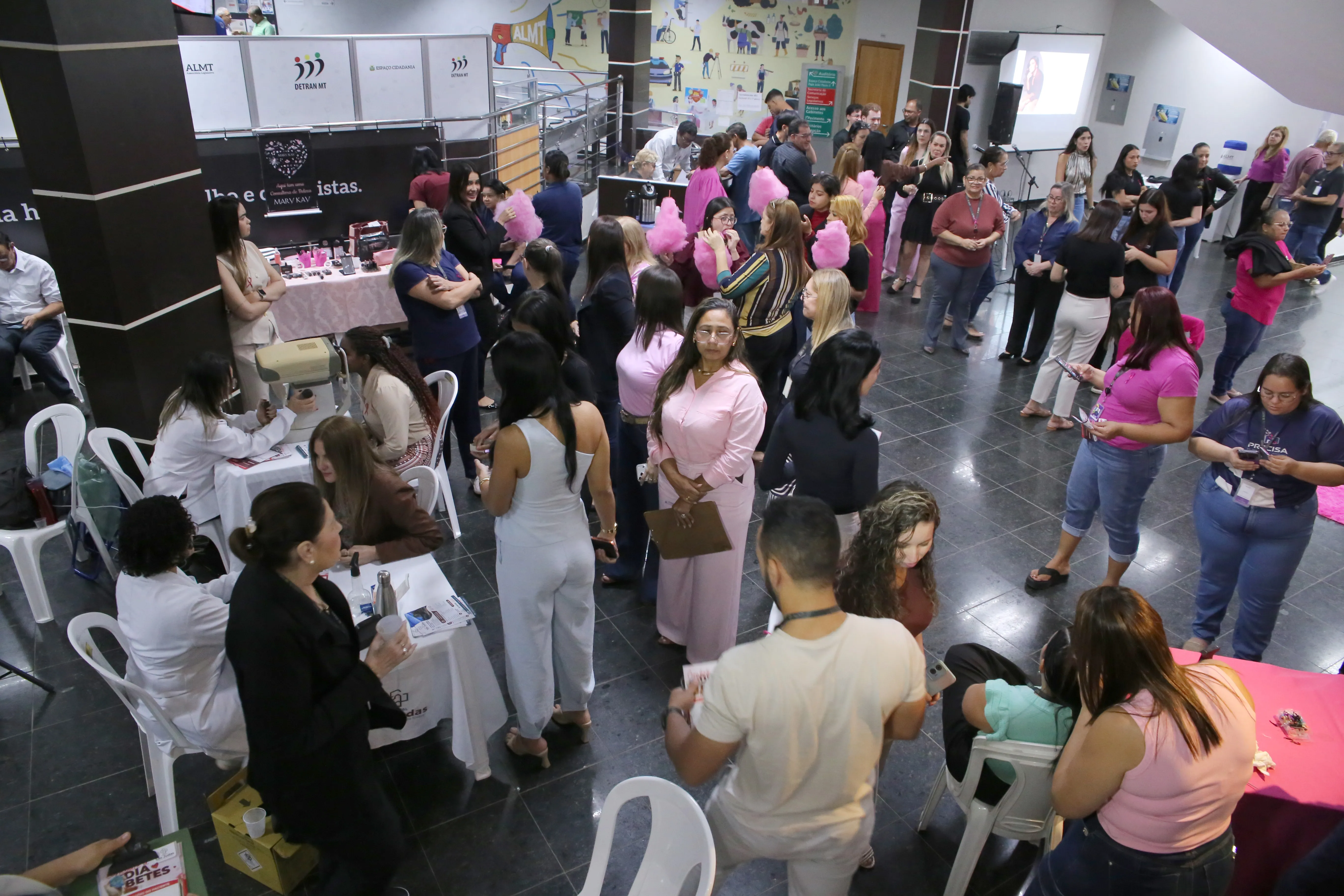 Outubro Rosa leva prevenção e saúde à ALMT