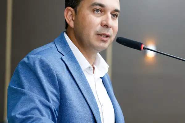 Articulações para a eleição da nova Mesa Diretora devem ganhar força em novembro; composição ventilada inclui Jackson Lopes na presidência e Airton Callai na primeira-secretaria.