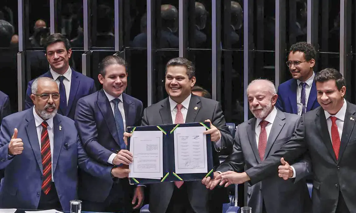 Alcolumbre homenageia Paim por luta histórica contra a escala 6x1