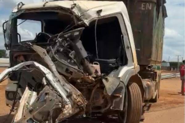 Acidente ocorreu no km 714 da rodovia; condutor do caminhão foi encaminhado ao Hospital Regional, enquanto o motorista da carreta não sofreu ferimentos.