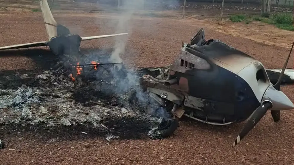 Avião é incendiado após tentativa de interceptação da FAB em Juara (VÍDEO)