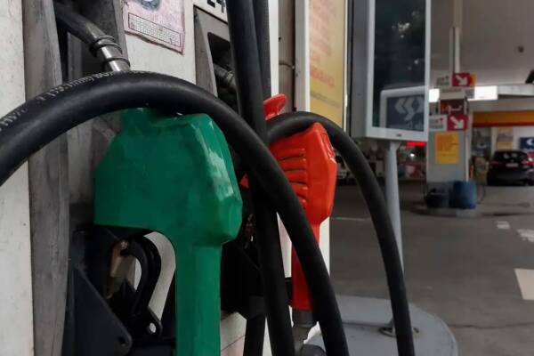Abastecimento de veículo em posto de combustíveis em meio ao reajuste do ICMS previsto para fevereiro de 2027.