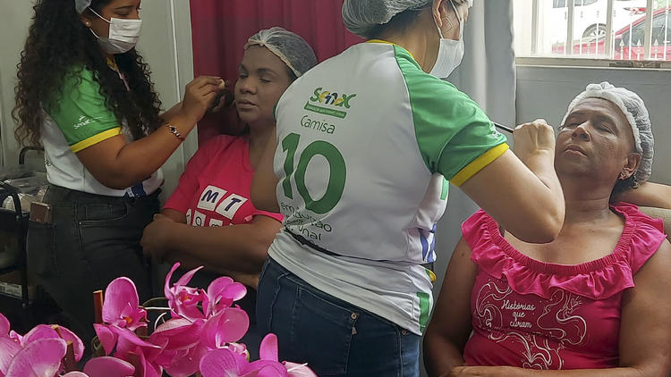Alunas do Senac promovem tarde de beleza para mulheres assistidas pelo MT Mamma, em Cuiabá