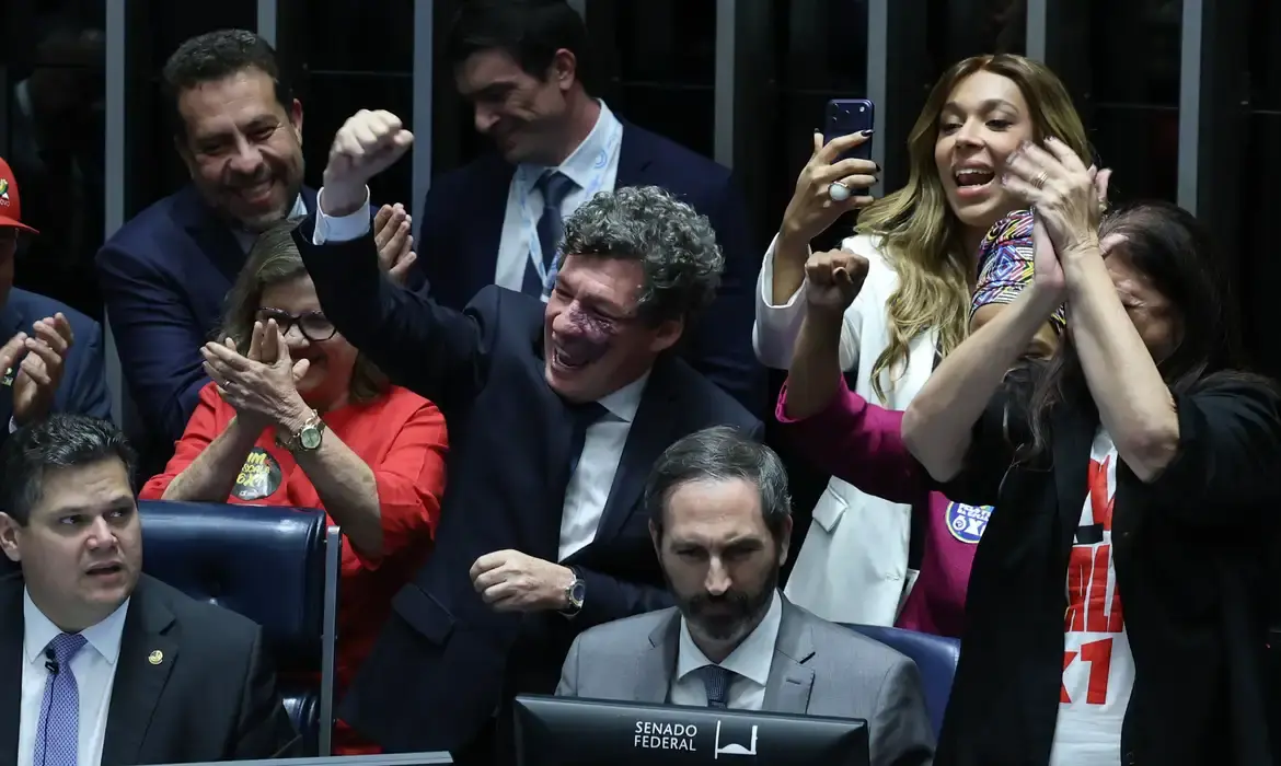 O Senado Federal aprovou, nesta quarta-feira (14), um novo limite para a jornada de trabalho formal no Brasil.