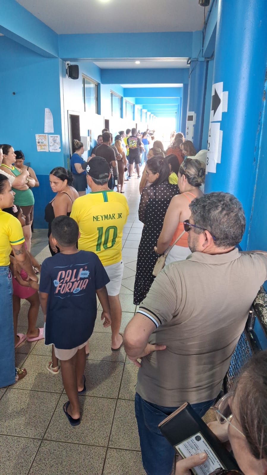 Filas aumentam no fim da manhã e Justiça Eleitoral alerta para horário de votação em Lucas