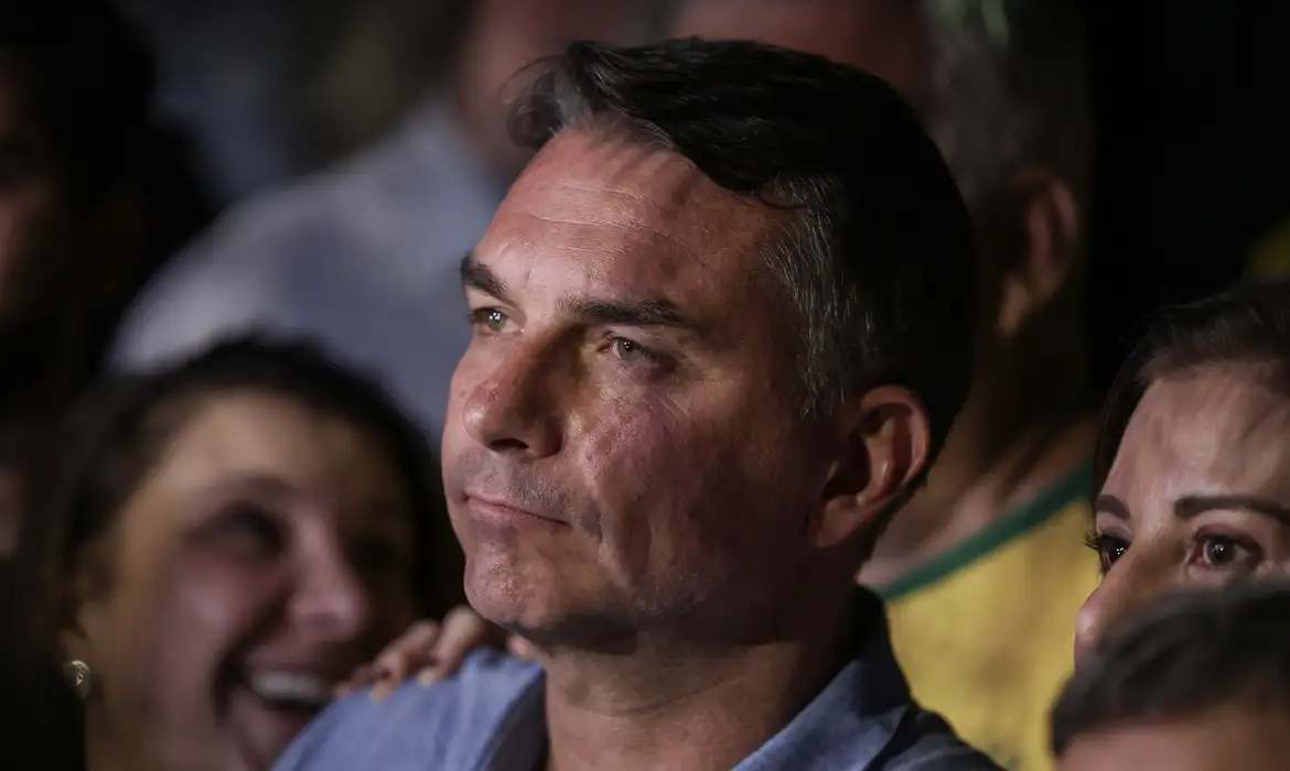 Flávio Bolsonaro aposta em nova maioria no Congresso e promete mudanças na Constituição