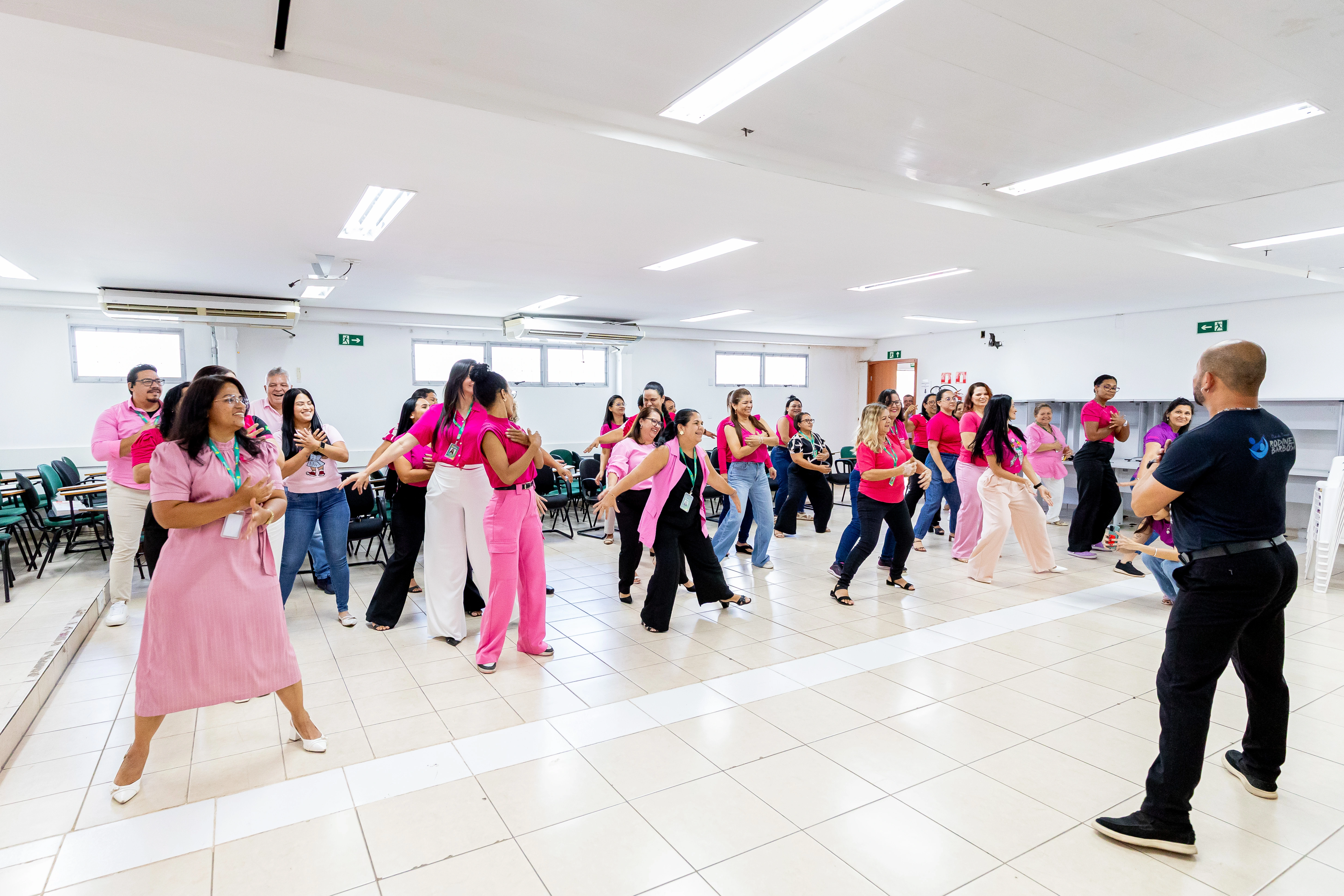 Outubro Rosa na Assistência Social: servidores de Cuiabá usam a dança como ferramenta de prevenção ao câncer