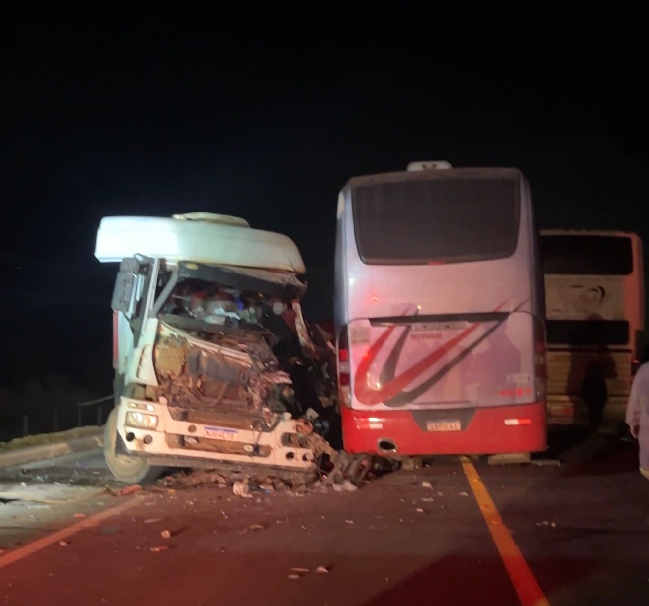 Colisão entre dois ônibus e carreta interdita trecho da BR-163 entre Vera e Sinop