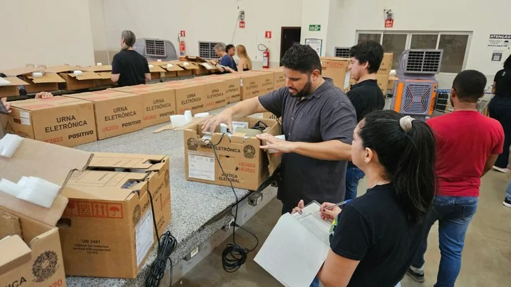 Zonas eleitorais de Cuiabá realizam conferência visual e lacre final de 758 urnas para o 2º turno