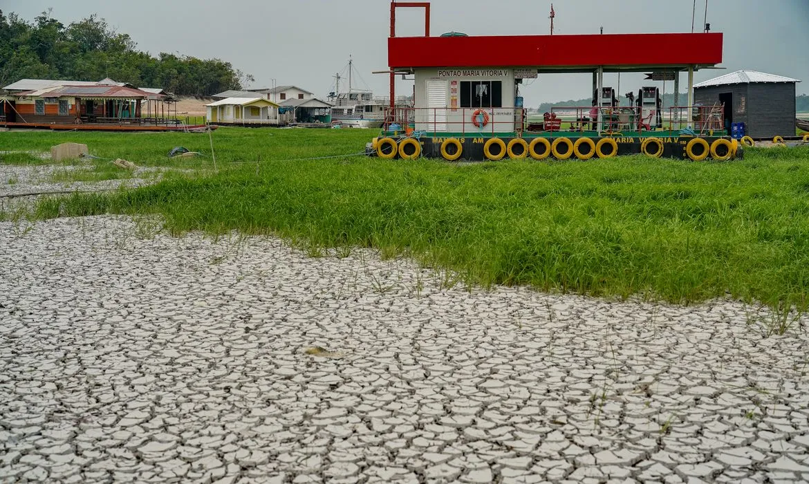 Campanha arrecada alimentos para ribeirinhos afetados pela seca
